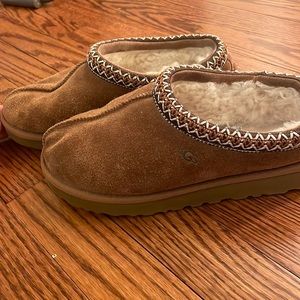 Women’s Ugg Tasman slippers!